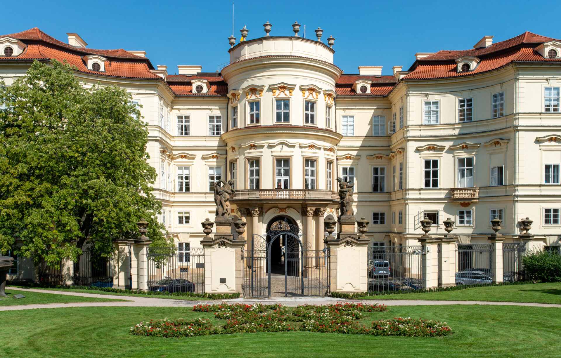 Blick auf den Balkon der Deutschen Botschaft Prag